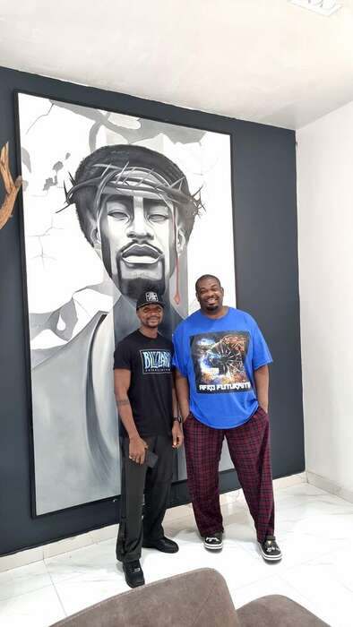 Yomi Bas with a collector